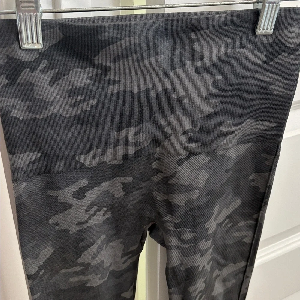 SPANX Look At Me Now seamless leggings feature a gray camo print size small